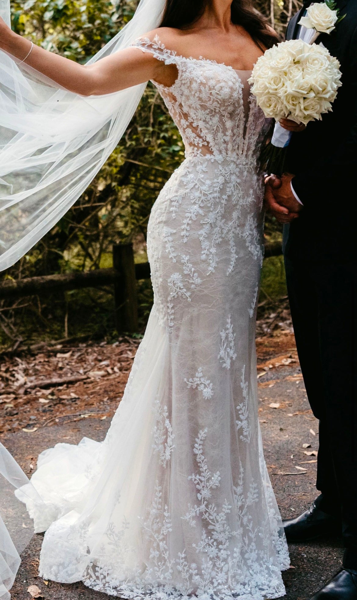 Stunning Off-the-Shoulder Lace Wedding Gown with Long Train